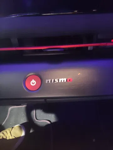 Botón de encendido NISMO y detalles interiores típicos de alto rendimiento