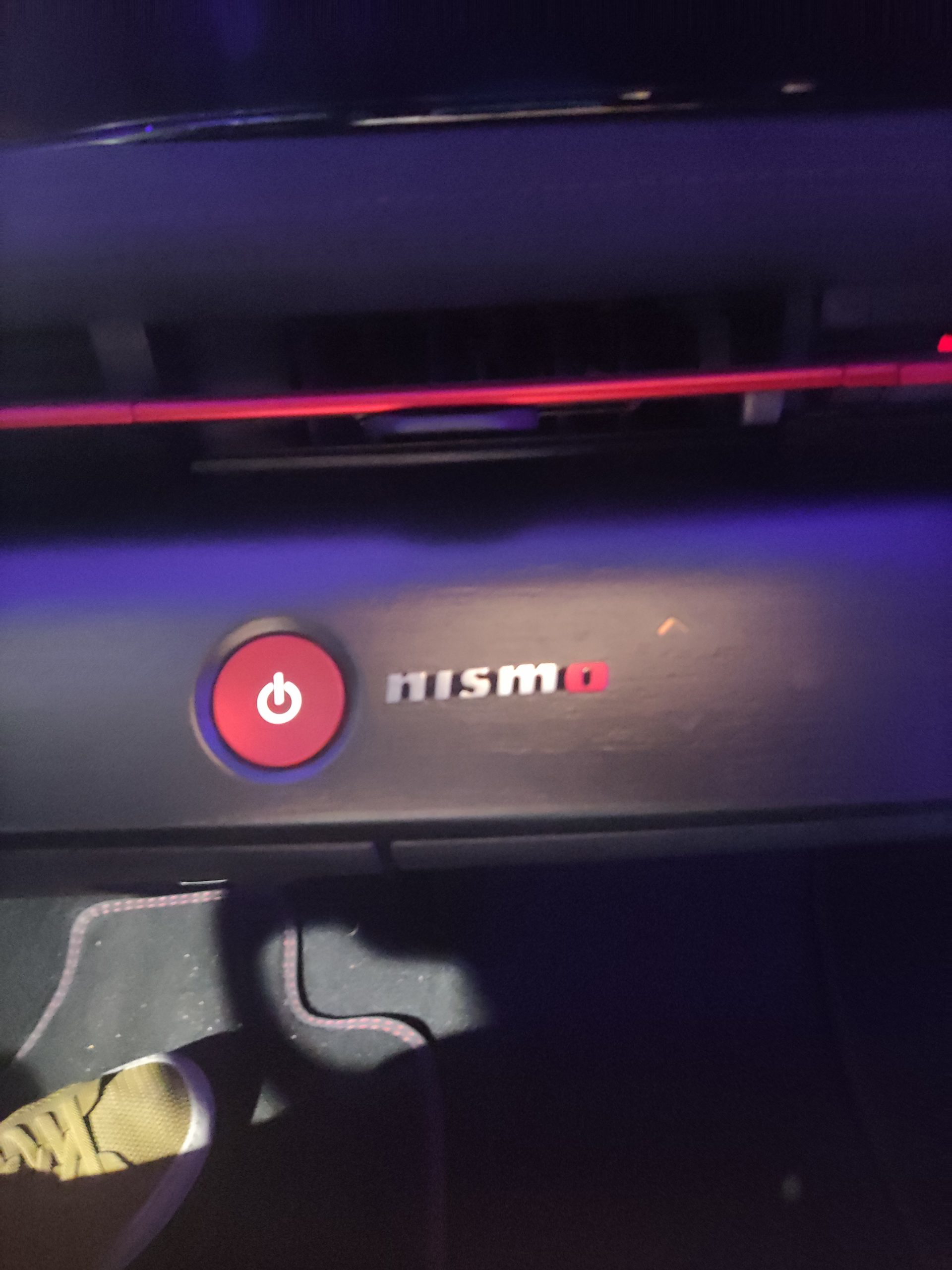 Botón de encendido NISMO y detalles interiores típicos de alto rendimiento