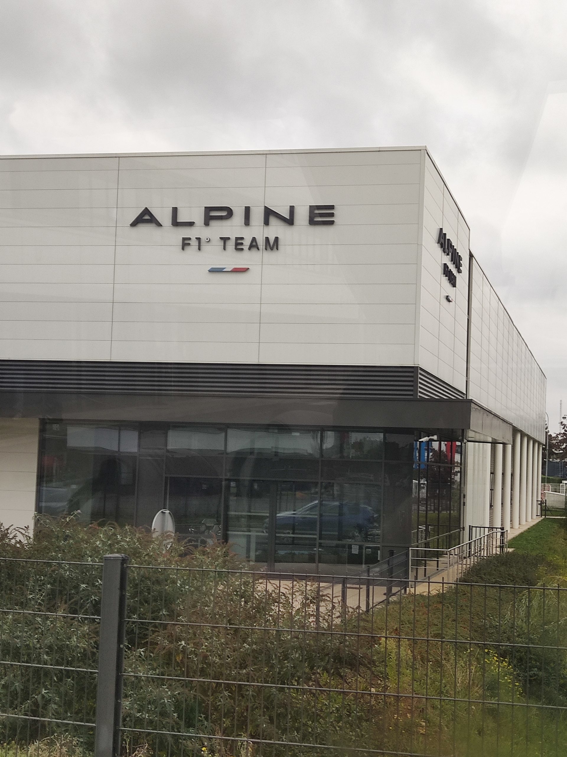 Fachada del equipo Alpine F1 revelando su compromiso con la excelencia y velocidad.