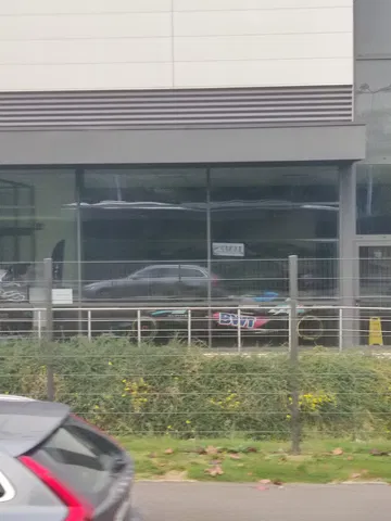 Vista lateral de un coche de Nissan a través de un escaparate.