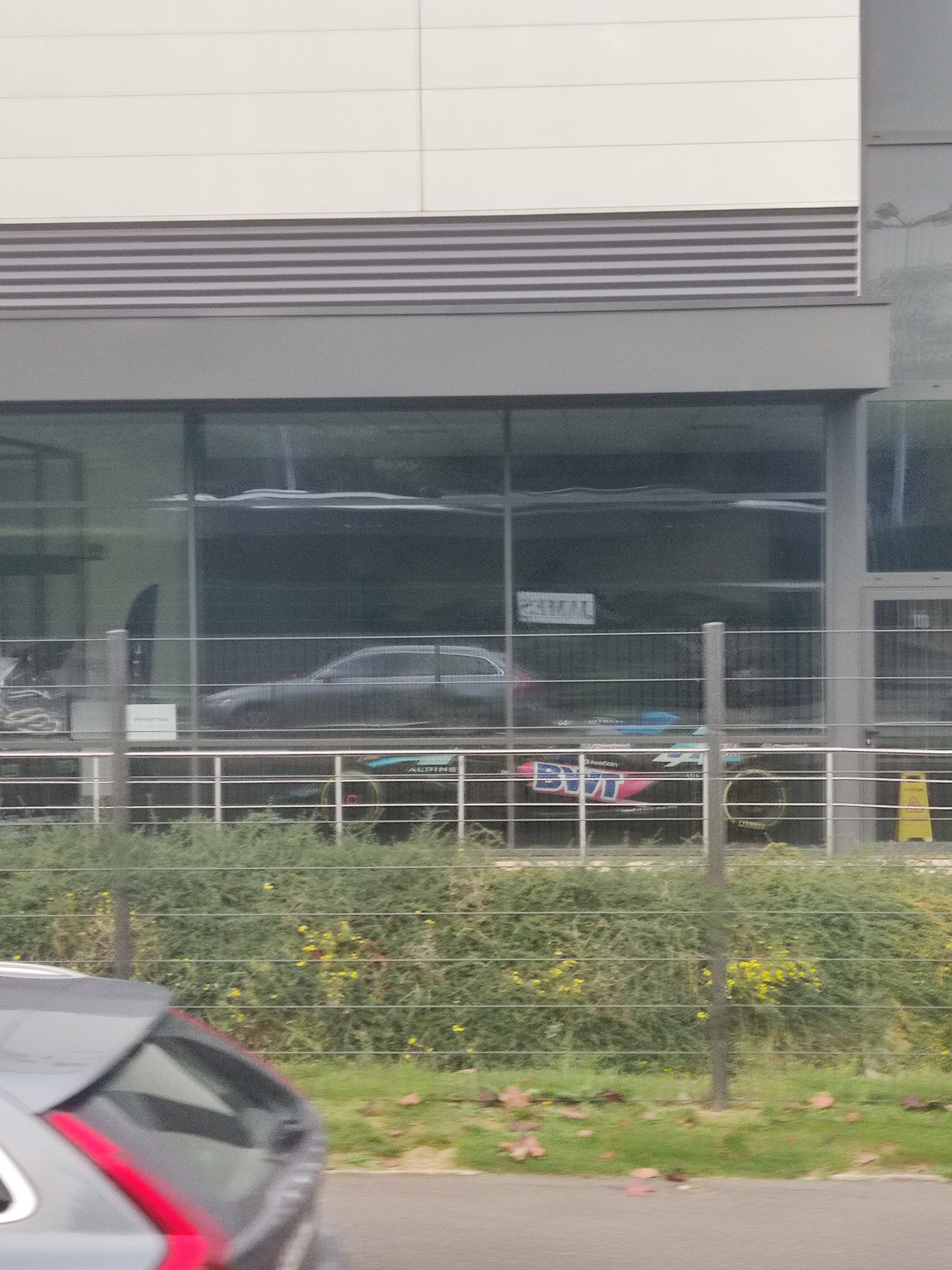 Vista lateral de un coche de Nissan a través de un escaparate.