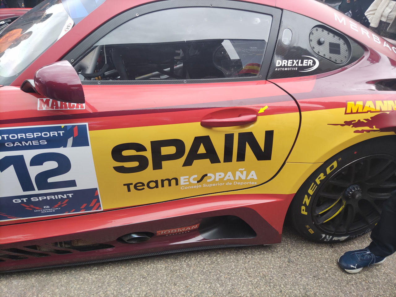 Vista del lateral de un GT con librea de Motorsport Games de España.