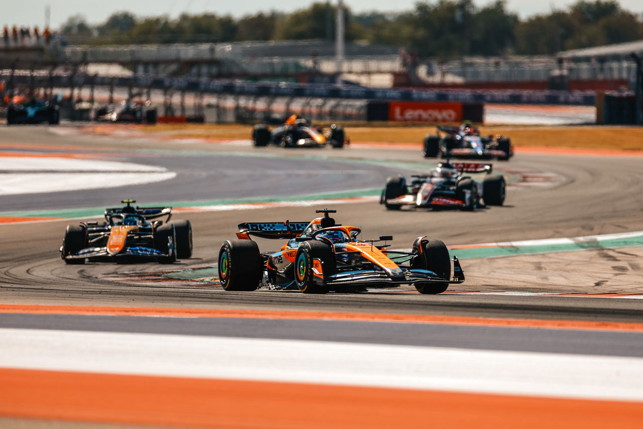 Charles Leclerc lidera doblete Ferrari con maestría en carrera.