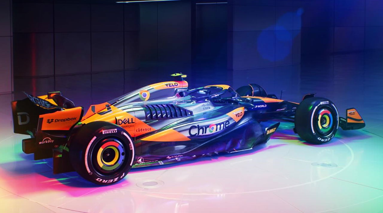 El McLaren con decoración cromada brilla en Austin, resaltando su aerodinámica y estilo.