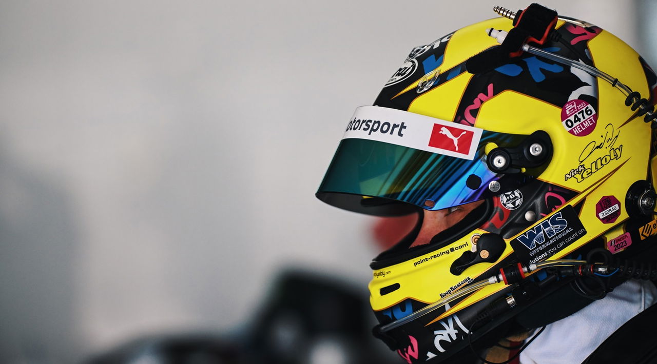 Nick Yelloly con casco en colores de BMW M Motorsport.
