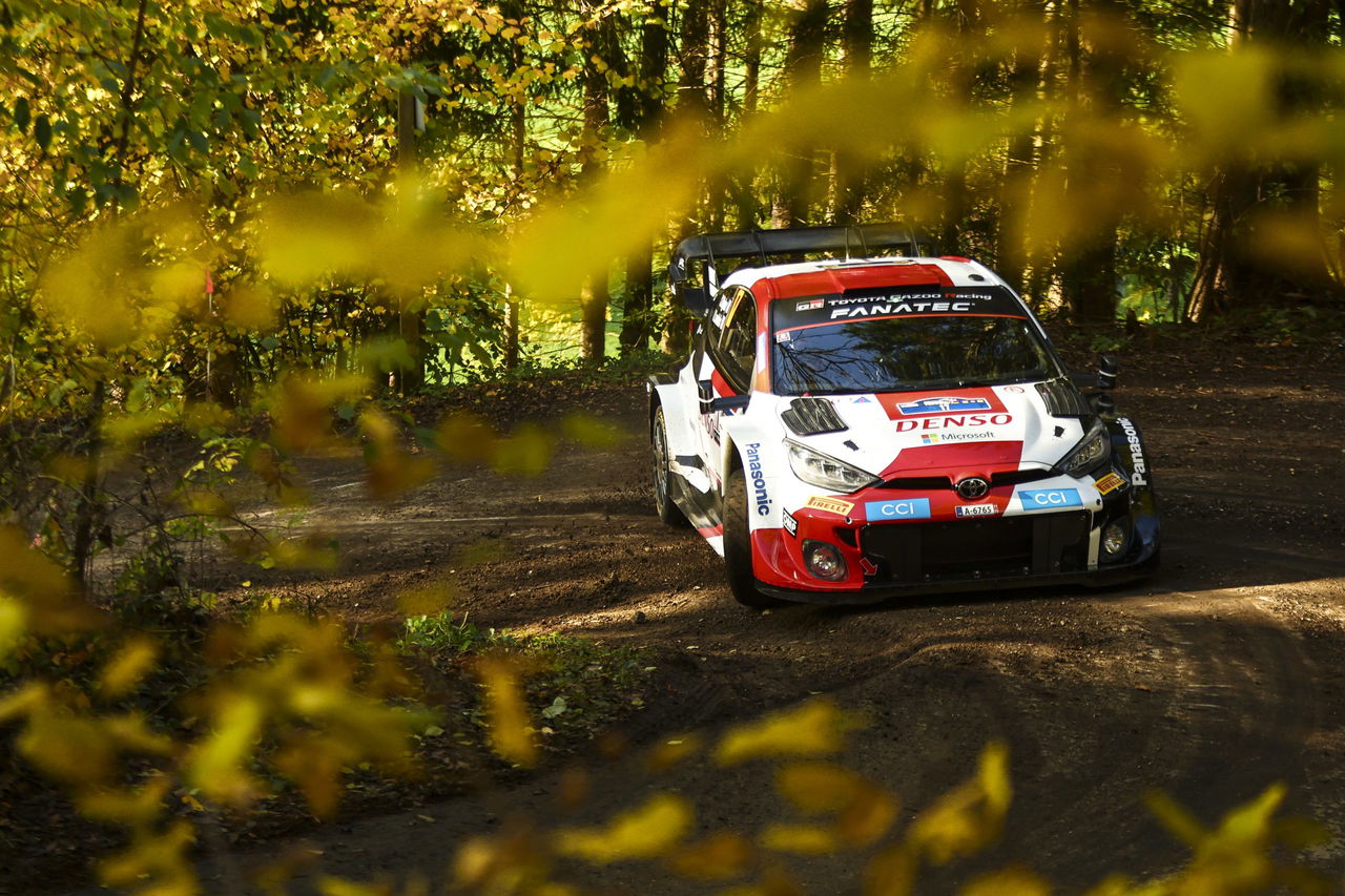 Vista dinámica del Toyota Yaris WRC en acción, Rally de Centroeuropa 2024.