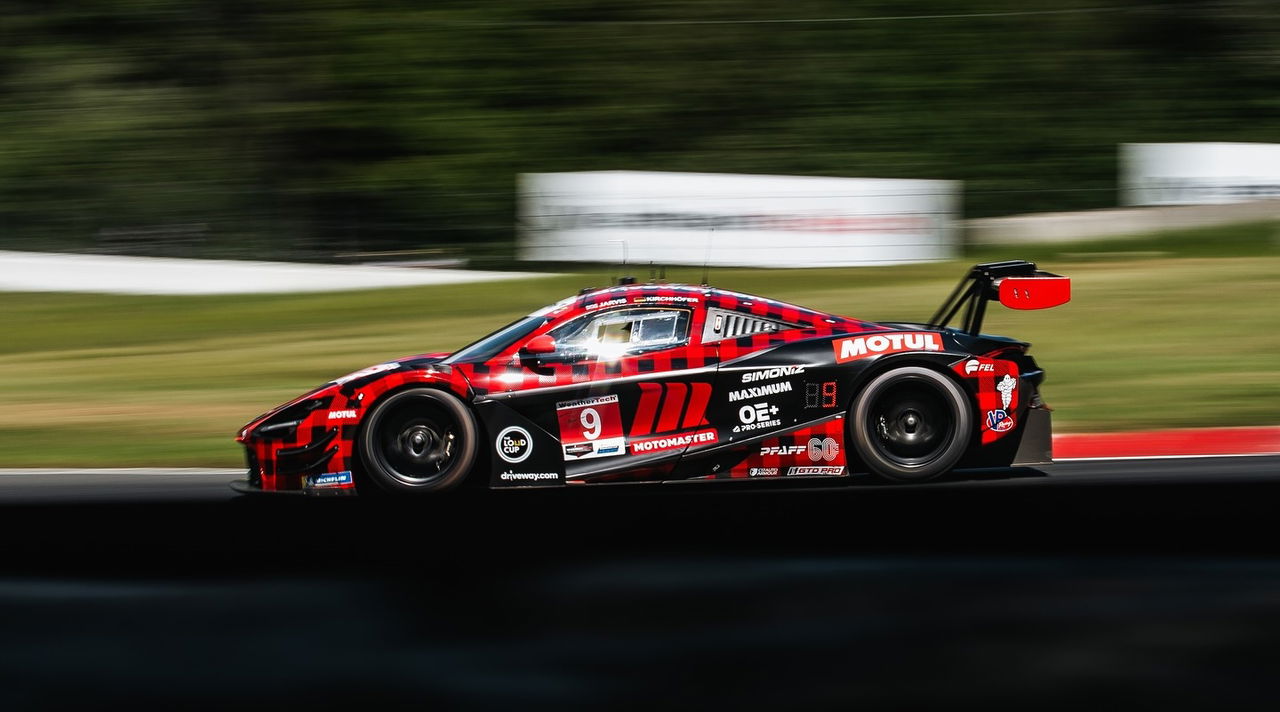 Vista dinámica del competidor de Pfaff Motorsports en acción.