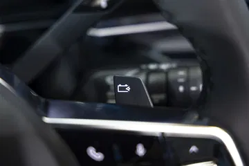 Detalle del comando integrado en el volante del nuevo Renault 4.