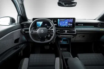 Vista moderna y tecnológica del interior del Renault 4 2025 con acabados de primera.