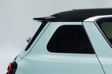 Vista del diseño lateral y detalle del pilar del Renault 4 2025.