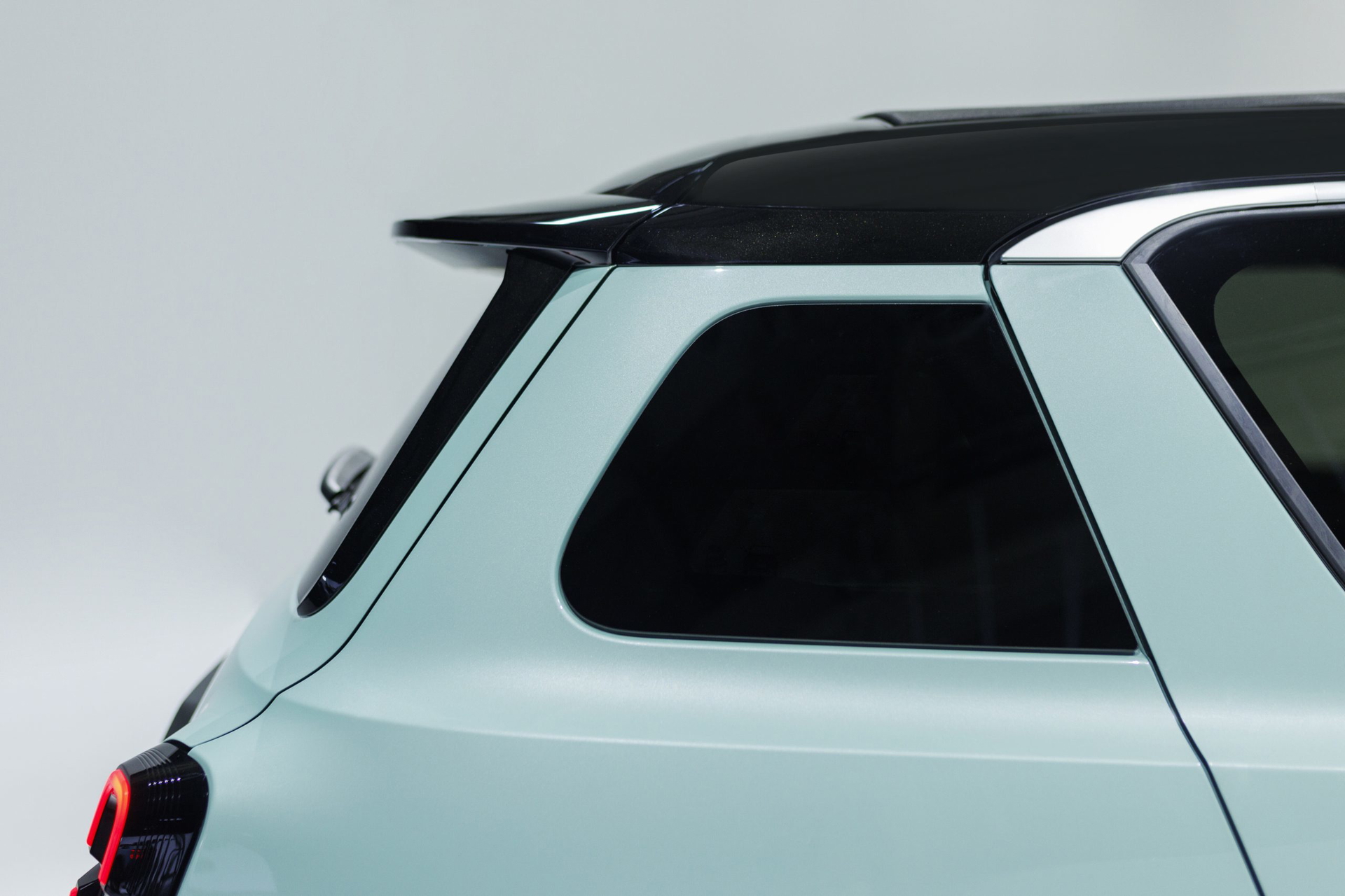 Vista del diseño lateral y detalle del pilar del Renault 4 2025.