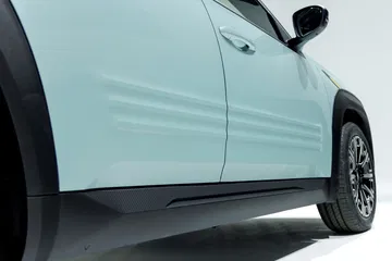 Vista lateral del pequeño SUV Renault 4, mostrando líneas modernas y dinámicas.
