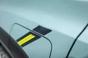 Primer plano del detalle distintivo en el exterior del Renault 4