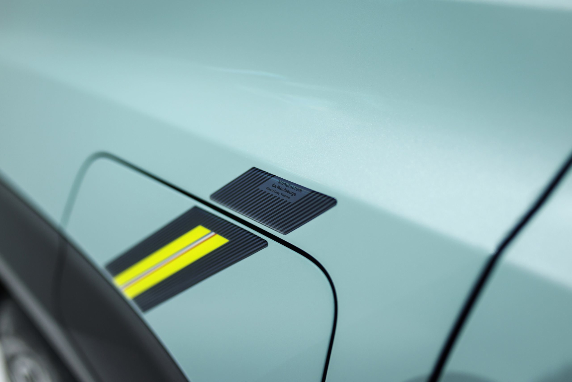 Primer plano del detalle distintivo en el exterior del Renault 4