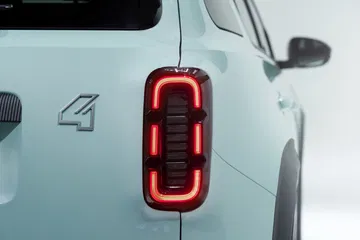 Vista detallada del piloto trasero del Renault 4, diseño moderno y llamativo