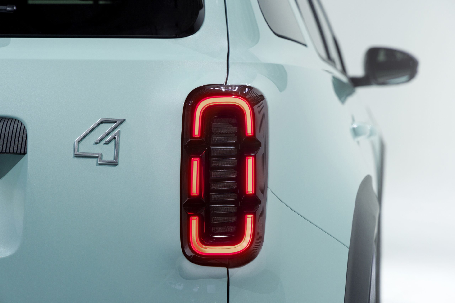 Vista detallada del piloto trasero del Renault 4, diseño moderno y llamativo