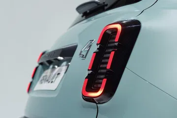 Vista trasera del Renault 4 destacando luces y diseño