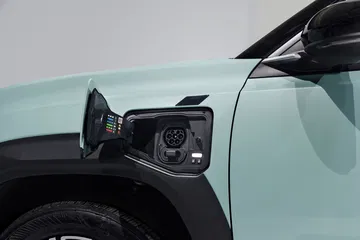 Conector de carga del Renault 4, destacando su diseño y tecnología actual.