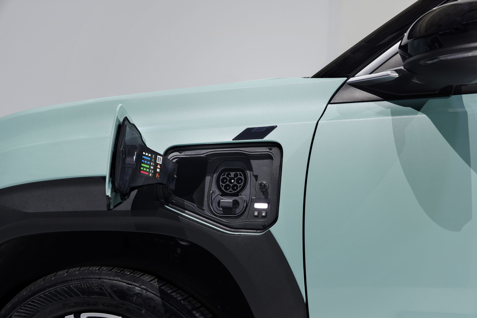 Conector de carga del Renault 4, destacando su diseño y tecnología actual.