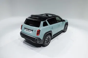Renault 4 en su versión 2025, diseño moderno que mantiene su esencia clásica.