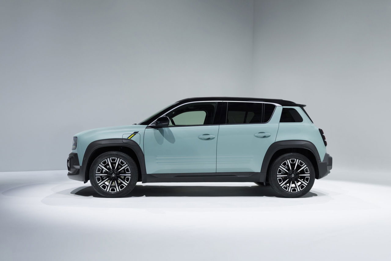 Perfil del nuevo Renault 4, mostrando líneas modernas y robustez.
