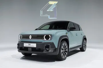 Vista delantera y lateral del nuevo Renault 4, reflejando diseño y estilo moderno.