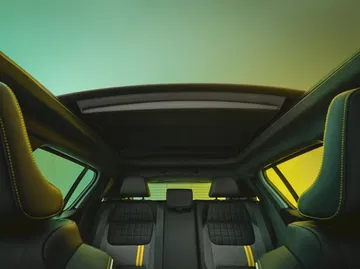 Vista del moderno techo panorámico y asientos detallados del Renault 4 2025.
