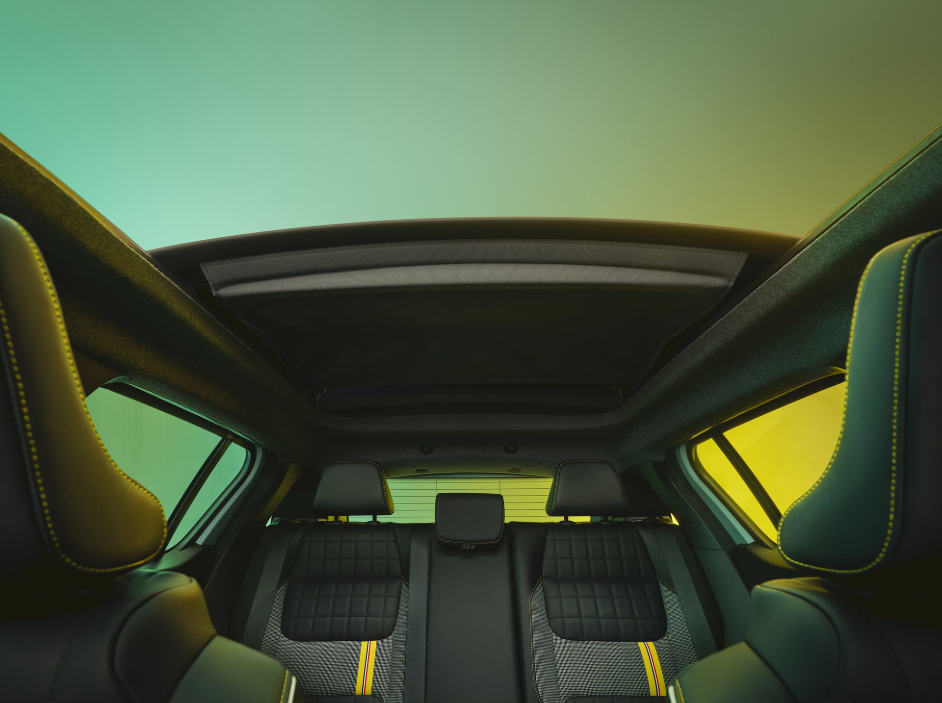 Vista del moderno techo panorámico y asientos detallados del Renault 4 2025.