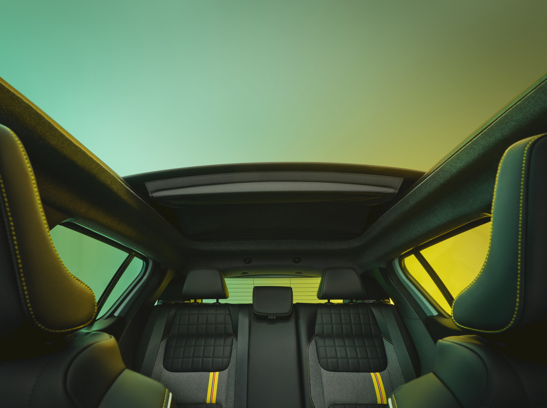 Vista interior del Renault 4 2025 destacando su techo panorámico y calidad de materiales