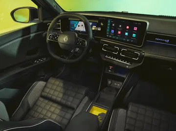 Cabina del Renault 4 con enfoque moderno y detalles tecnológicos.