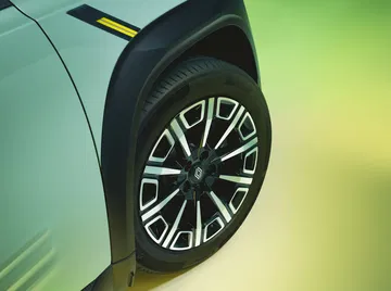 Llanta de diseño futurista en el Renault 4 2025, con reminiscencias clásicas.