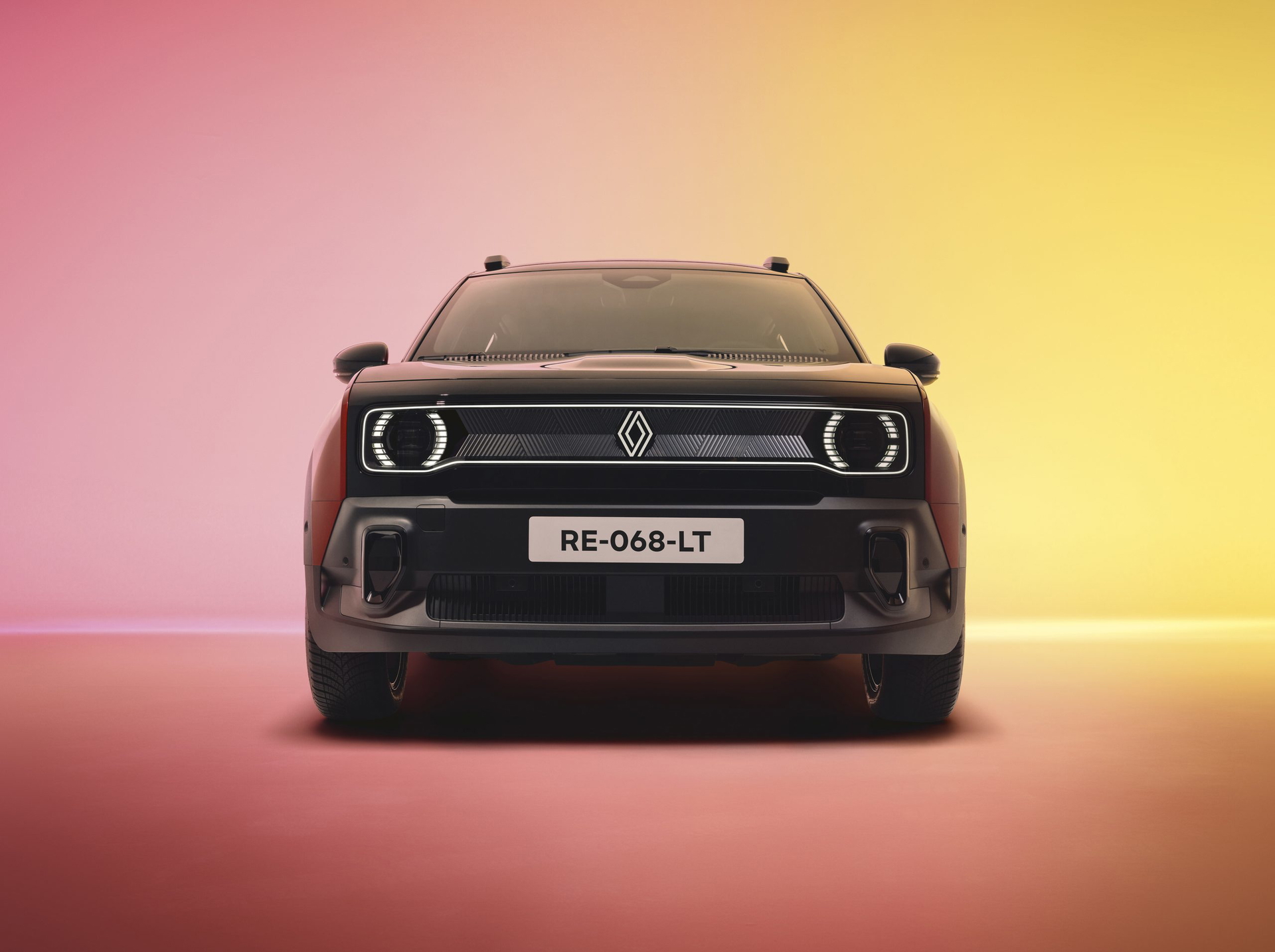 Vista frontal del nuevo Renault 4, mostrando su diseño moderno y luces LED distintivas.