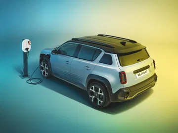 El Renault 4 2025 se muestra en carga, destacando su diseño SUV compacto y moderno.