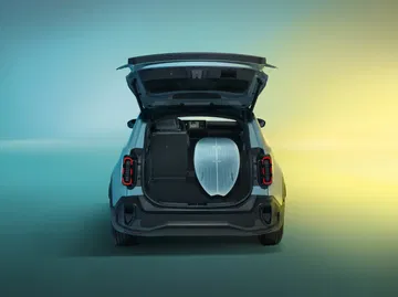 Vista del maletero abierto del Renault 4 2025, mostrando espacio y diseño.
