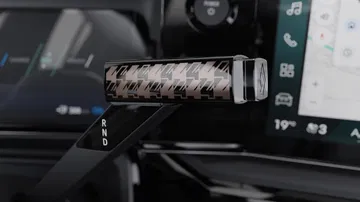 Selector de marchas digital del Renault 4 con una interfaz gráfica moderna y elegante.