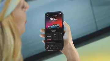 Aplicación móvil mostrando funciones del Renault 4.