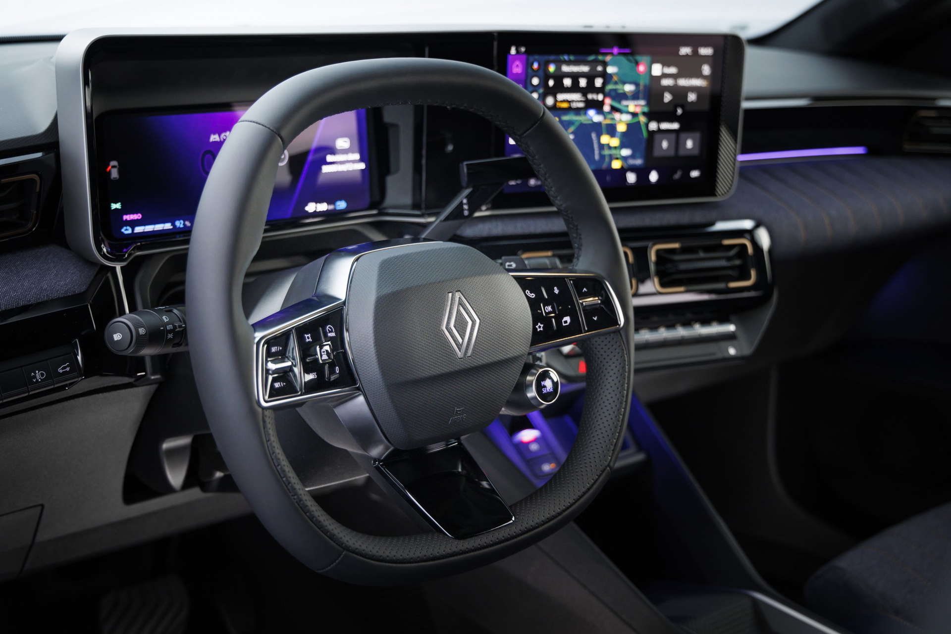 Volante e instrumentación digital del Renault 4 con diseño moderno y ergonómico.