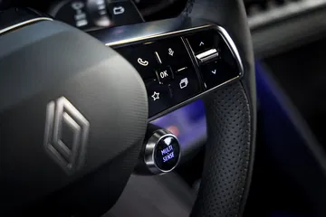 Detalle del volante con controles multimedia del Renault 4