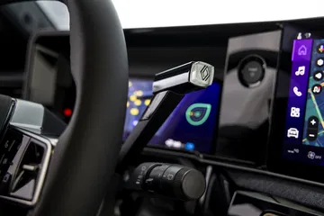 Vista del volante y consola central del nuevo Renault 4.