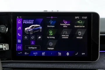 Sistema de infoentretenimiento del Renault 4 con interfaz moderna y funcional.