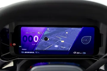 Pantalla digital del cuadro de instrumentos del Renault 4, con interfaz moderna y datos de navegación.