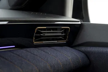 Rejilla de ventilación con acabados modernos en el Renault 4