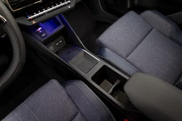 Vista de los asientos y consola central del nuevo Renault 4.