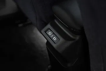 Botones elevadores de ventanas en acabado negro del Renault.
