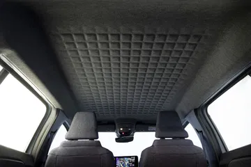 Visión del techo interior y diseño de asientos en el nuevo Renault 4.
