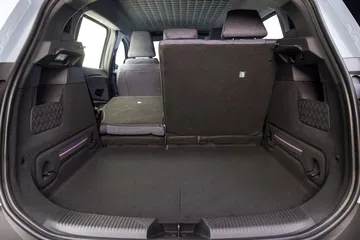 Vista amplia del maletero del Renault 4, mostrando su capacidad y acabados.