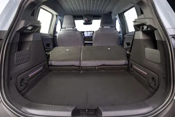 Vista del maletero del Renault 4, amplio e ideal para equipaje.