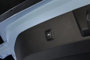 Vista del botón de apertura del maletero en Renault 4 modernizado.
