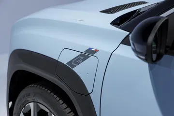 Vista del emblema y detalle de la llanta del nuevo Renault 4.