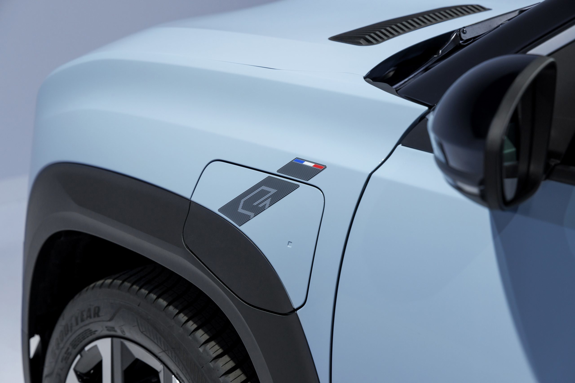 Vista del emblema y detalle de la llanta del nuevo Renault 4.